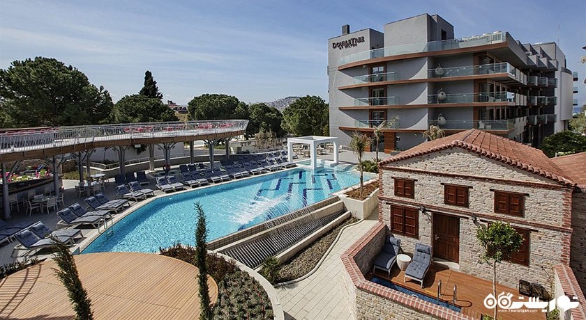 نمای استخر روباز و ساختمان هتل